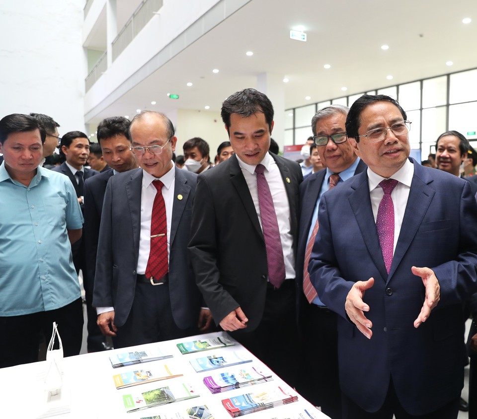 Thủ tướng Chính phủ Phạm Minh Chính cùng các đại biểu thăm mô hình 