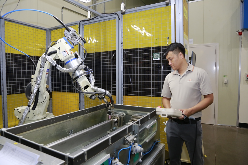 Ứng dụng robot trong sản xuất tại Nh&agrave; m&aacute;y Hanwha Aero Engines (Khu c&ocirc;ng nghệ cao H&ograve;a Lạc). Ảnh: Thanh Hải