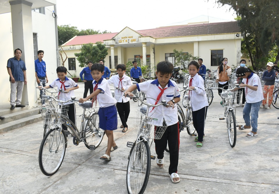 Học sinh vui sướng khi nhận được xe đạp từ nh&agrave; hảo t&acirc;m. Ảnh Bảo Tr&acirc;n