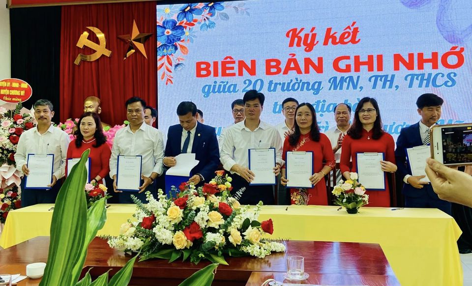 Đại diện c&aacute;c trường mầm non, tiểu học, THCS tại hai huyện Thanh Tr&igrave; v&agrave; Chương Mỹ k&yacute; kết chương tr&igrave;nh phối hợp.