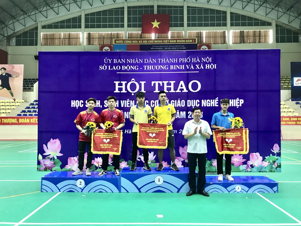 C&aacute;c em học sinh, sinh vi&ecirc;n đạt giải Nhất, Nh&igrave;, Ba m&ocirc;n B&oacute;ng b&agrave;n đ&ocirc;i nam nhận hoa v&agrave; phần thưởng từ Ban tổ chức Hội thao. Ảnh: Trần Oanh.