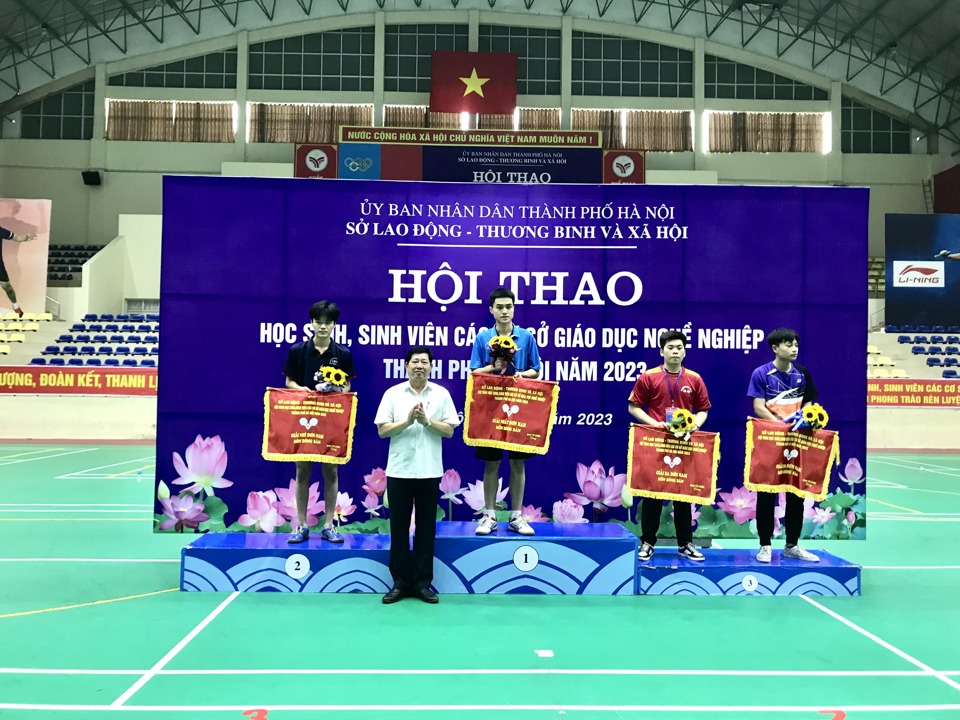 Ph&oacute; Gi&aacute;m đốc Sở LĐTB&amp;XH H&agrave; Nội Ho&agrave;ng Th&agrave;nh Th&aacute;i trao giải Nhất, Nh&igrave;, Ba m&ocirc;n b&oacute;ng b&agrave;n đơn nam cho c&aacute;c em học sinh, sinh vi&ecirc;n. Ảnh: Trần Oanh.