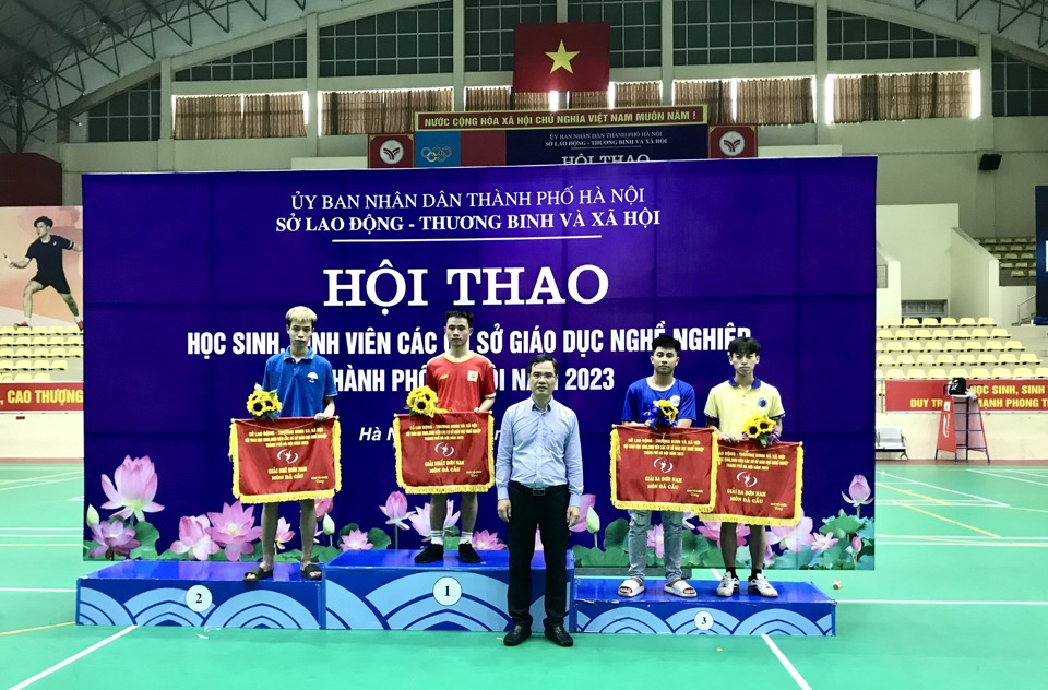 &Ocirc;ng L&ecirc; Minh Thảo - Ph&oacute; Trưởng Ban tổ chức Hội thao trao giải Nhất, Nh&igrave;, ba m&ocirc;n đ&aacute; cầu đơn nam cho c&aacute;c vận động vi&ecirc;n. Ảnh: Trần Oanh.