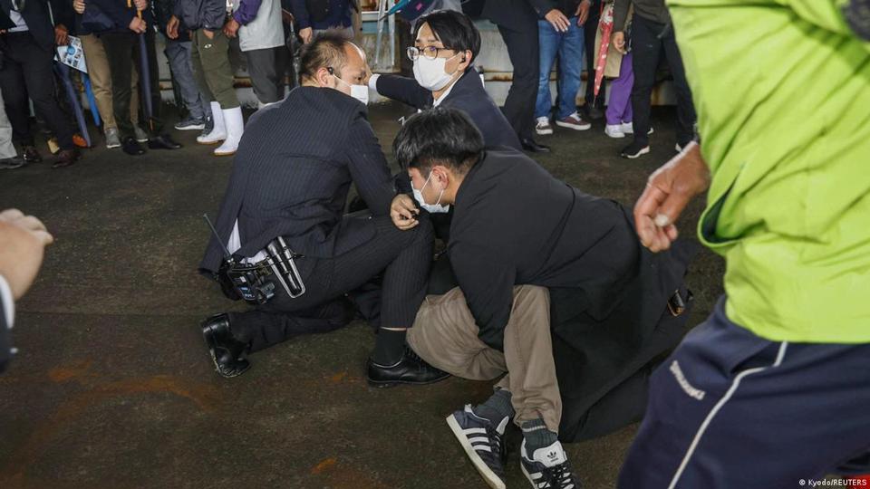 Cảnh s&aacute;t bắt giữ kẻ n&eacute;m bom kh&oacute;i v&agrave;o Thủ tướng Fumio Kishida tại Wakayama, Nhật Bản ng&agrave;y 15/4. Ảnh: NHK