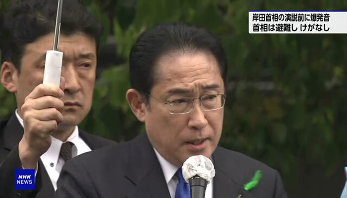 Thủ tướng Nhật Bản Fumio Kishida ph&aacute;t biểu tại ga t&agrave;u điện JR Wakayama trưa ng&agrave;y 15/4. Ảnh: NHK