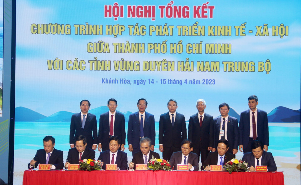 L&atilde;nh đạo c&aacute;c địa phương&nbsp;k&yacute; kết Bản thỏa thuận Hợp t&aacute;c ph&aacute;t triển kinh tế - x&atilde; hội giữa TP Hồ Ch&iacute; Minh v&agrave; c&aacute;c tỉnh v&ugrave;ng Duy&ecirc;n hải Nam Trung Bộ giai đoạn 2023 - 2025. Ảnh: Trung Nh&acirc;n.