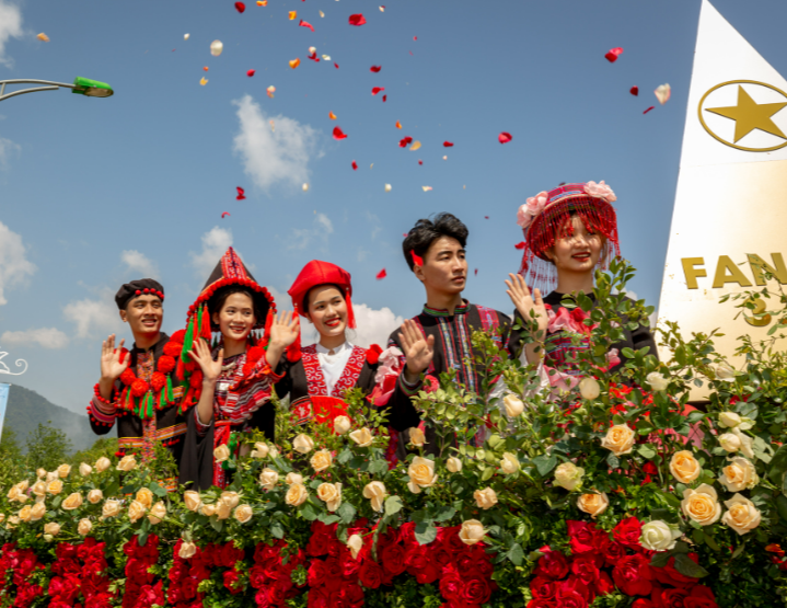 Lễ hội hoa hồng tổ chức tại Sa Pa năm 2022, thu h&uacute;t hơn 30.000 du kh&aacute;ch tham dự