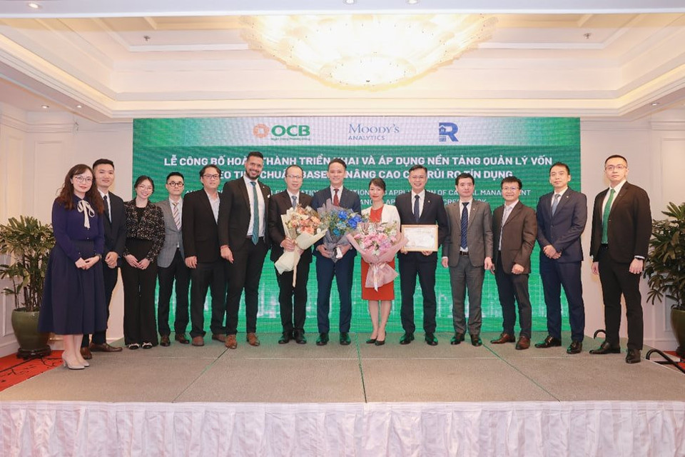 L&atilde;nh đạo OCB c&ugrave;ng c&aacute;c đối t&aacute;c chụp h&igrave;nh lưu niệm tại sự kiện