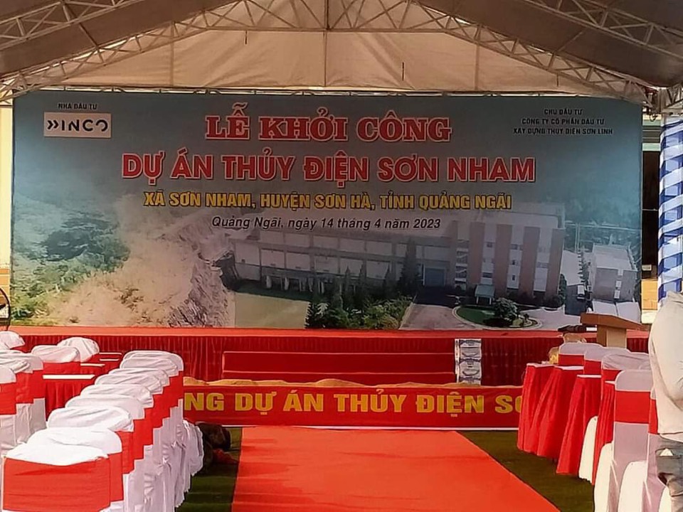 Rạp khởi c&ocirc;ng dự &aacute;n thủy điện Sơn Nham với th&ocirc;ng tin INCO l&agrave; nh&agrave; đầu tư, C&ocirc;ng ty Sơn Linh l&agrave; chủ đầu tư.