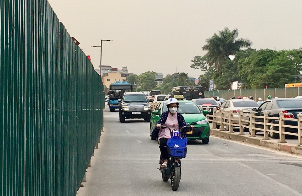 Chủ đầu tư đ&atilde; lập r&agrave;o chắn, bắn t&ocirc;n để bảo vệ khu vực thi c&ocirc;ng. Điều n&agrave;y khiến nhiều đoạn tr&ecirc;n tuyến giao th&ocirc;ng huyết mạch nối từ nội đ&ocirc; đi theo hướng Cảng H&agrave;ng kh&ocirc;ng quốc tế Nội B&agrave;i bị thu hẹp. C&oacute; nhiều đoạn, chỉ vừa một &ocirc; t&ocirc; con v&agrave; 1 xe m&aacute;y l&aacute;ch qua. T&igrave;nh trạng &ugrave;n ứ thường xuy&ecirc;n diễn ra v&agrave;o giờ cao điểm.