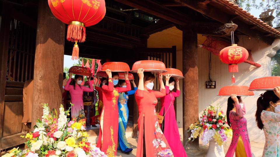 Nghi lễ rước bánh trôi tại lễ hội truyền thống đền Hát Môn năm 2023 sẽ có sự tham gia của nhân dân 11 thôn, khu dân cư. Ảnh: Trọng Tùng