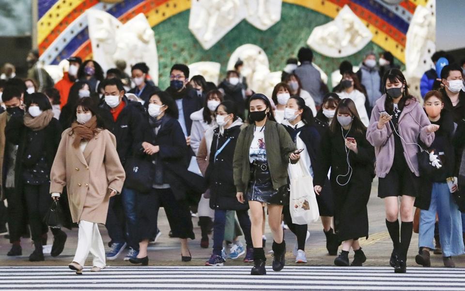 Nhật Bản vẫn khuyến cáo người dân đeo khẩu trang nhằm kiểm soát sự lây lan của dịch bệnh. Ảnh: JapanTimes