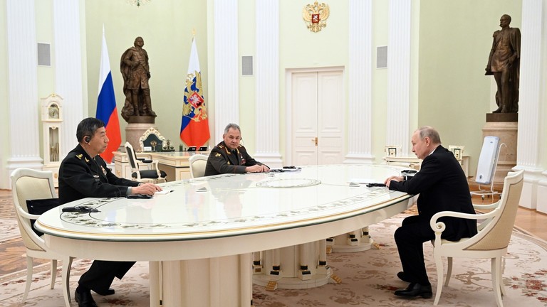 Tổng thống Nga Vladimir Putin tiếp Bộ trưởng Quốc ph&ograve;ng Trung Quốc L&yacute; Thượng Ph&uacute;c h&ocirc;m 16/4. Ảnh: Sputnik