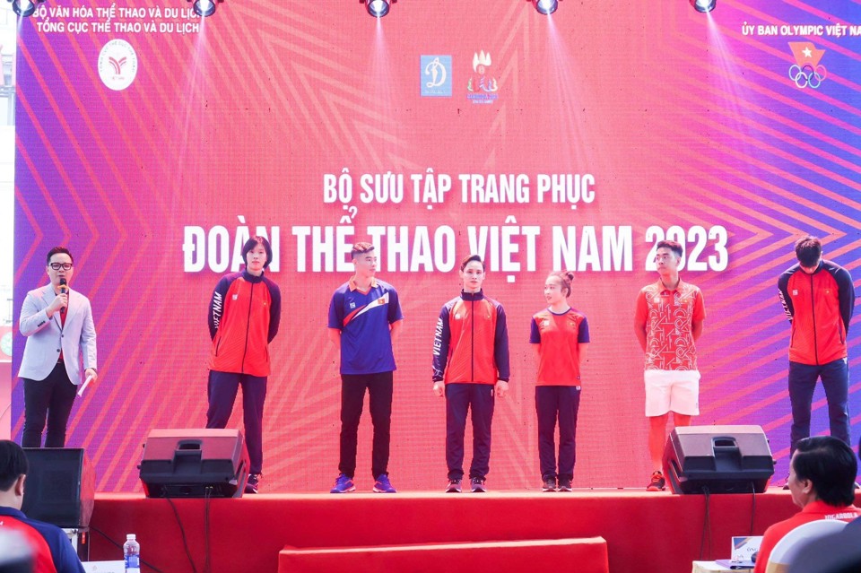 Trang phục ch&iacute;nh thức của Đo&agrave;n thể thao Việt Nam&nbsp;mang th&ocirc;ng điệp "Play like a Champion" (Chơi như một nh&agrave; v&ocirc; địch).