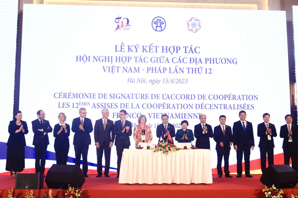 Trong khuôn khổ Lễ bế mạc Hội nghị, 4 cặp địa phương Việt Nam và Pháp ký kết và trao biên bản hợp tác. Ảnh Phạm Hùng01