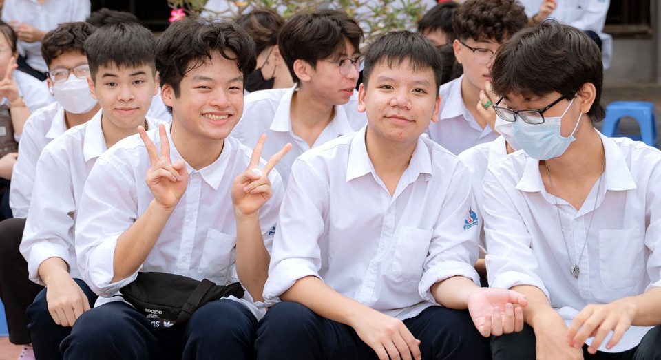 Học sinh Trường THPT Đinh Tiên Hoàng- ngôi trường có kết quả tốt nghiệp THPT đáng khích lệ (Ảnh: FBNT)