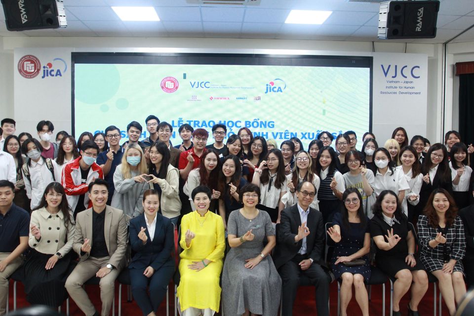 Chụp ảnh lưu niệm Lễ trao học bổng sinh viên VJCC 2022 - 2023.