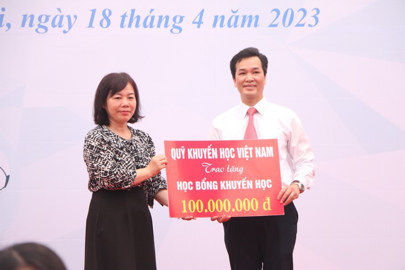 Quỹ Khuyến học Việt Nam trao tặng Trường Phổ thông cơ sở Xã Đàn Học bổng khuyến học trị giá 100.000.000 triệu đồng