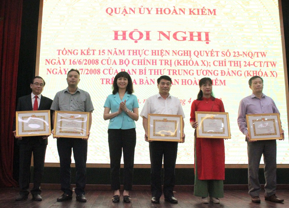 Trưởng ban Tuy&ecirc;n gi&aacute;o Quận ủy Ho&agrave;n Kiếm Trương Thị Thanh Nh&agrave;n khen thưởng c&aacute;c đơn vị thực hiện tốt&nbsp;Chỉ thị số 24