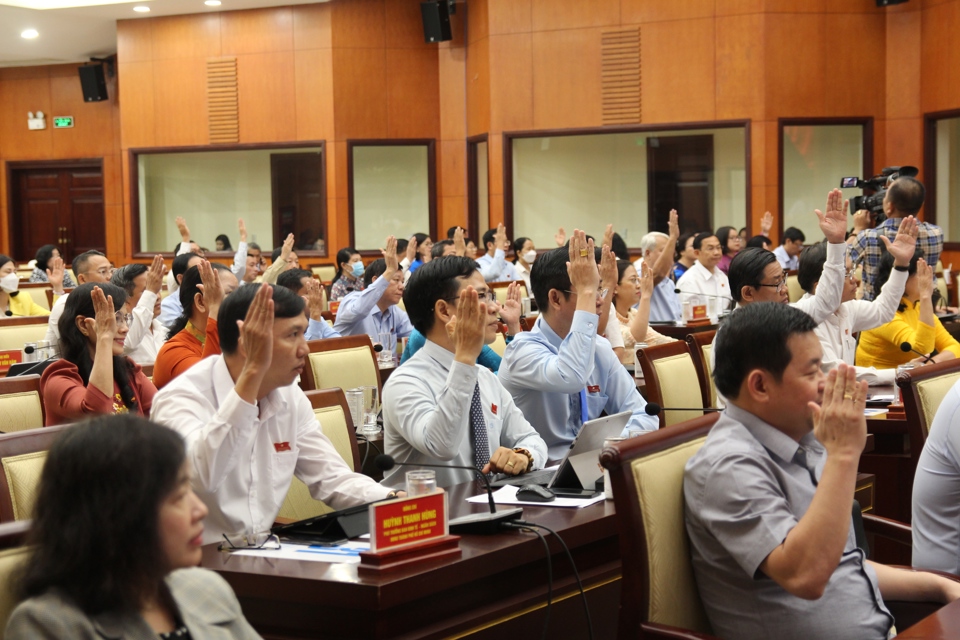 Đại biểu HĐND TP Hồ Ch&iacute; Minh kh&oacute;a X (nhiệm kỳ 2021-2026) th&ocirc;ng qua 16 Nghị quyết quan trọng tại kỳ họp thứ 9.
