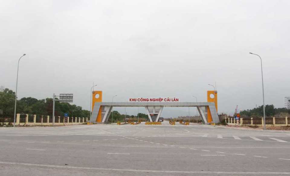 Cổng v&agrave;o KCN C&aacute;i L&acirc;n, TP Hạ Long.