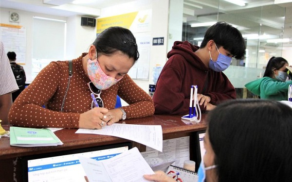 C&aacute;c chuy&ecirc;n gia lao động cho rằng, để thu h&uacute;t v&agrave; giữ ch&acirc;n người lao động ở lại hệ thống bảo hiểm x&atilde; hội th&igrave; cần tăng quyền lợi cũng như tạo m&ocirc;i trường l&agrave;m việc ổn định. Ảnh minh họa: Internet.&nbsp;