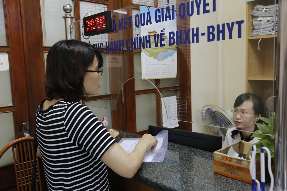 Người dân làm thủ tục hành chính tại Bảo hiểm xã hội Hà Nội. Ảnh: Thanh Hải