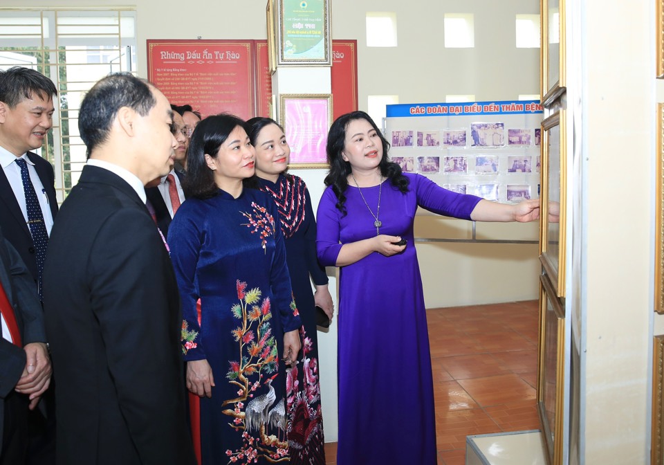 Phó Bí thư Thường trực Thành ủy Hà Nội Nguyễn Thị Tuyến thăm phòng truyền thống. Ảnh: Công Hùng