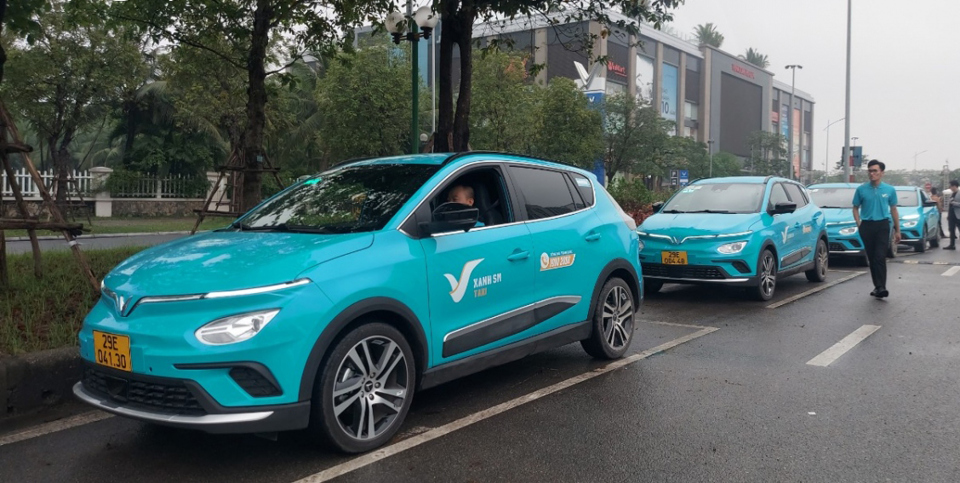 Taxi thuần điện Xanh SM ch&iacute;nh thức đi v&agrave;o hoạt động, mang đến cho người d&acirc;n H&agrave; Nội một lựa chọn th&uacute; vị v&agrave; mới mẻ. Ảnh Phi Long