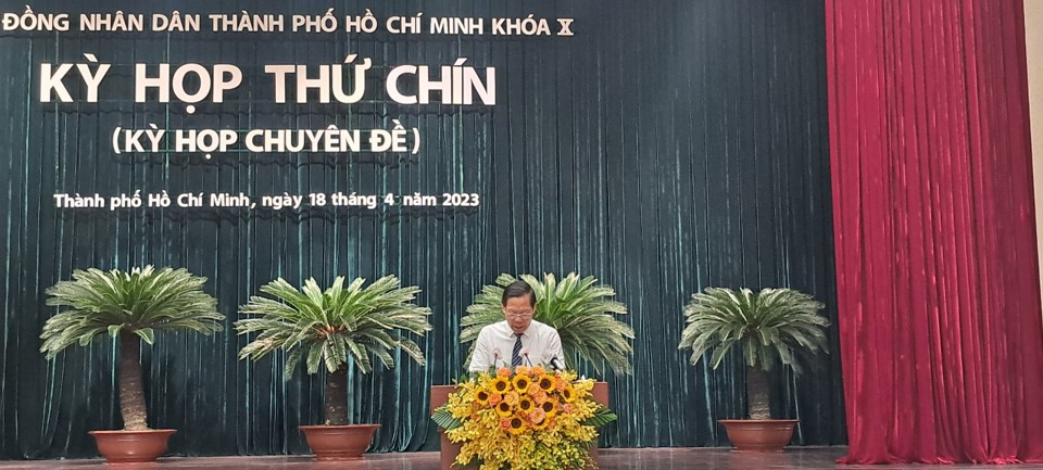 Chủ tịch UBND TP Hồ Ch&iacute; Minh Phan Văn M&atilde;i b&aacute;o c&aacute;o 16 tờ tr&igrave;nh HĐND TP.