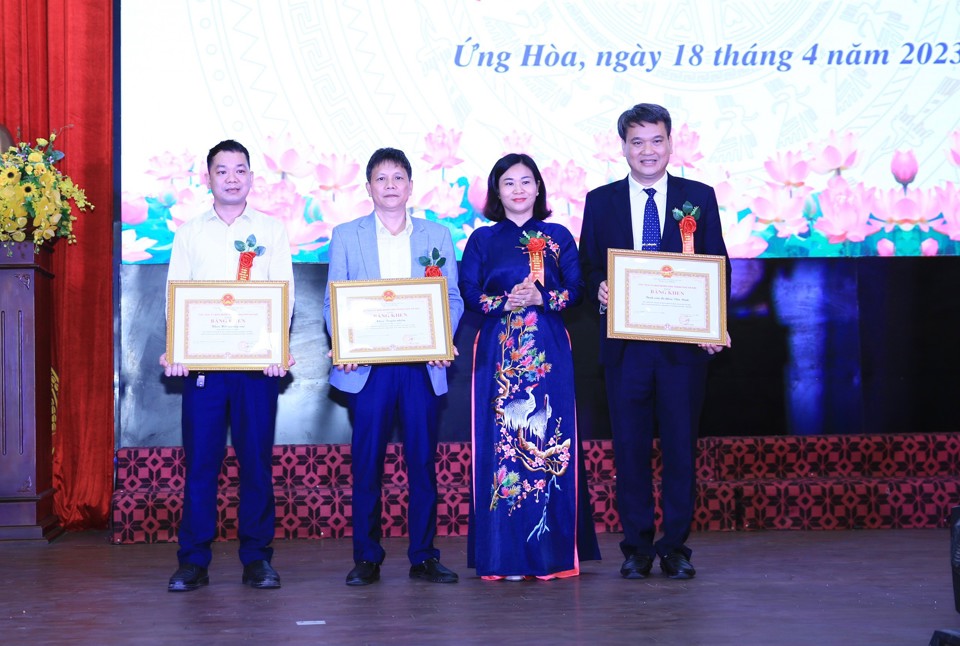 Ph&oacute; B&iacute; thư Thường trực Th&agrave;nh ủy H&agrave; Nội Nguyễn Thị Tuyến trao Bằng khen tặng c&aacute;c tập thể c&oacute; th&agrave;nh t&iacute;ch xuất sắc&nbsp;trong đợt thi đua cao điểm nh&acirc;n dịp kỷ niệm 60 năm ng&agrave;y B&aacute;c Hồ về thăm Bệnh x&atilde; V&acirc;n Đ&igrave;nh.&nbsp;