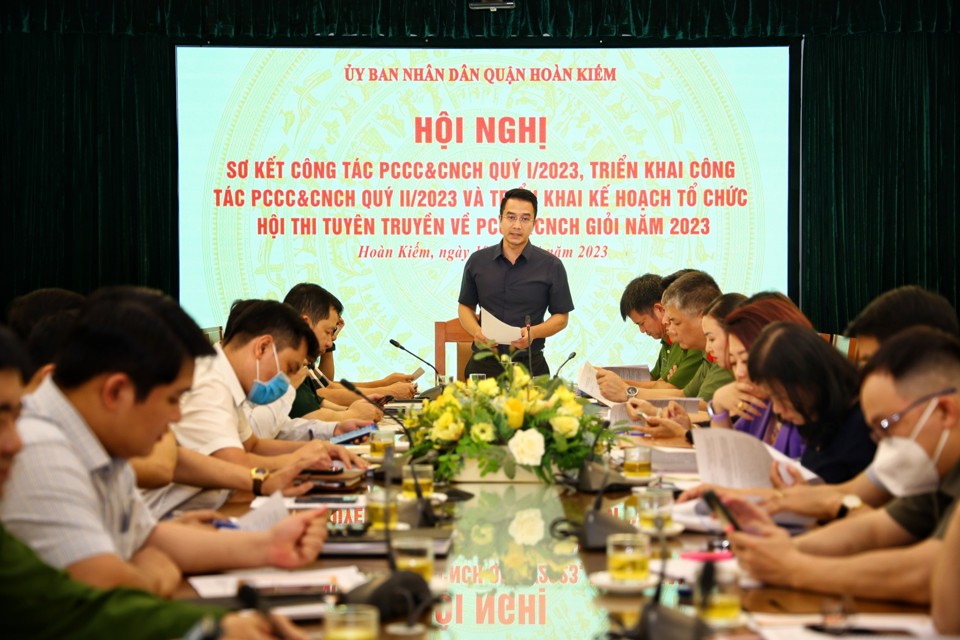 Ph&oacute; Chủ tịch UBND quận Ho&agrave;n Kiếm Trịnh Ho&agrave;ng T&ugrave;ng chủ tr&igrave; Hội nghị