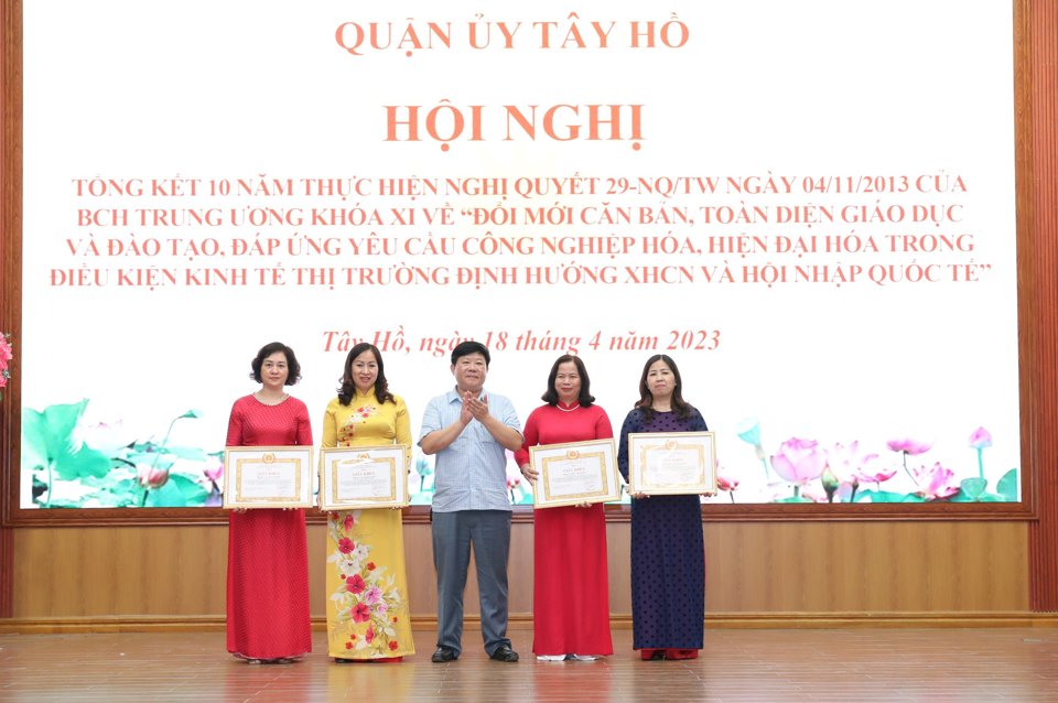 Ph&oacute; Chủ tịch UBND quận T&acirc;y Hồ Nguyễn Thanh Tịnh trao khen thưởng cho c&aacute;c c&aacute; nh&acirc;n c&oacute; th&agrave;nh t&iacute;ch xuất sắc trong việc thực hiện Nghị quyết 29.