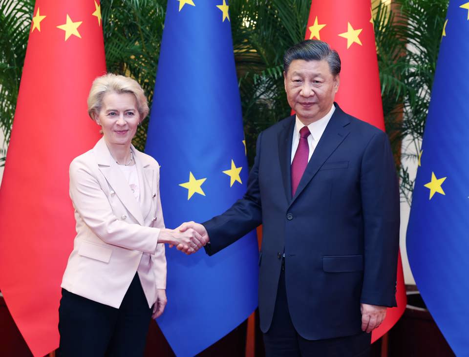 Chủ tịch Trung Quốc Tập Cận B&igrave;nh gặp Chủ tịch Ủy ban ch&acirc;u &Acirc;u Ursula von der Leyen v&agrave;o đầu th&aacute;ng 4/2023. Nguồn: CNBC