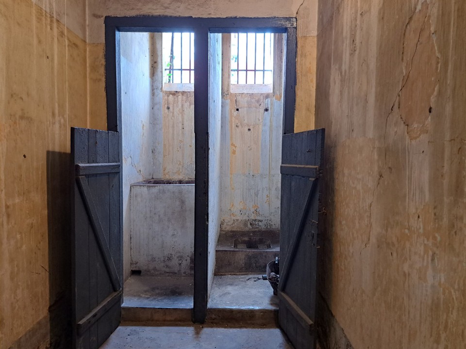 Trong khu biệt giam chỉ c&oacute; một nơi vệ sinh để nhiều người bị bắt d&ugrave;ng chung&nbsp;(ảnh: T&acirc;n Tiến)