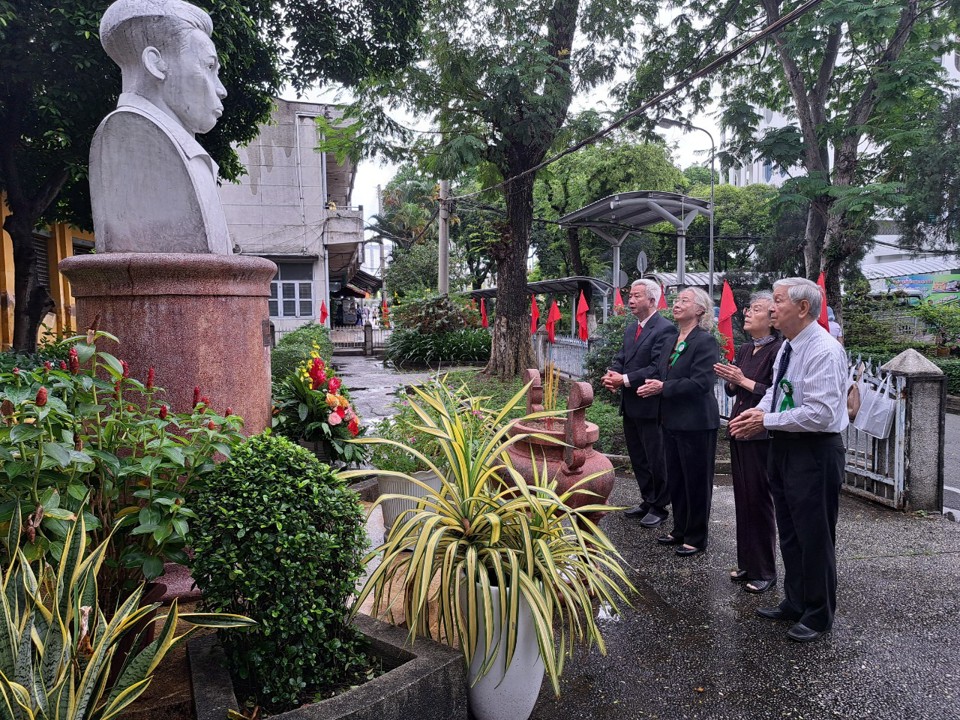 Nguy&ecirc;n l&atilde;nh đạo ban, ng&agrave;nh TP Hồ Ch&iacute; Minh th&agrave;nh k&iacute;nh trước di tượng Cố Tổng B&iacute; thư Trần Ph&uacute;&nbsp;(ảnh: T&acirc;n Tiến)