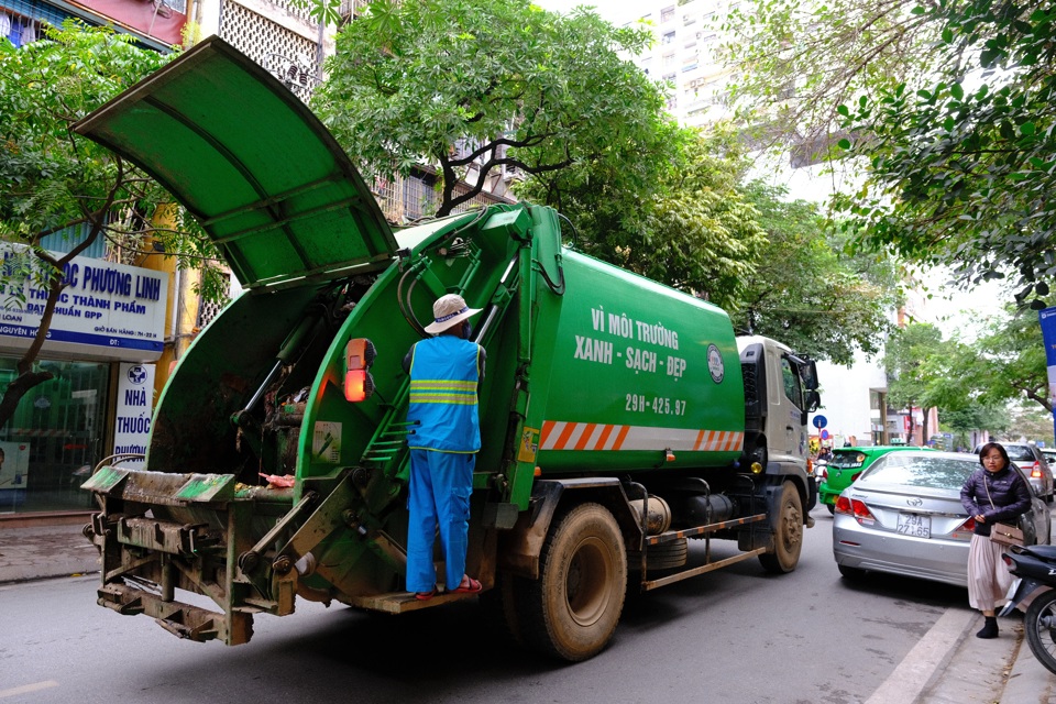 Xe rác chạy saithời gian quy định sẽ gây áp lực lên hoạt động lưu thông của các phương tiện khác và gây ô nhiễm môi trường. Ảnh: CôngHùng