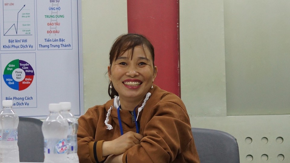 Chị T.T.H, một thợ b&aacute;nh m&igrave; tại Ninh Thuận tươi cười khi đến trụ sở Tập đo&agrave;n T&acirc;n Hiệp Ph&aacute;t nhận giải thưởng 100 triệu đồng nhờ giải nhiệt với Tr&agrave; Xanh Kh&ocirc;ng Độ trong h&egrave; 2022.