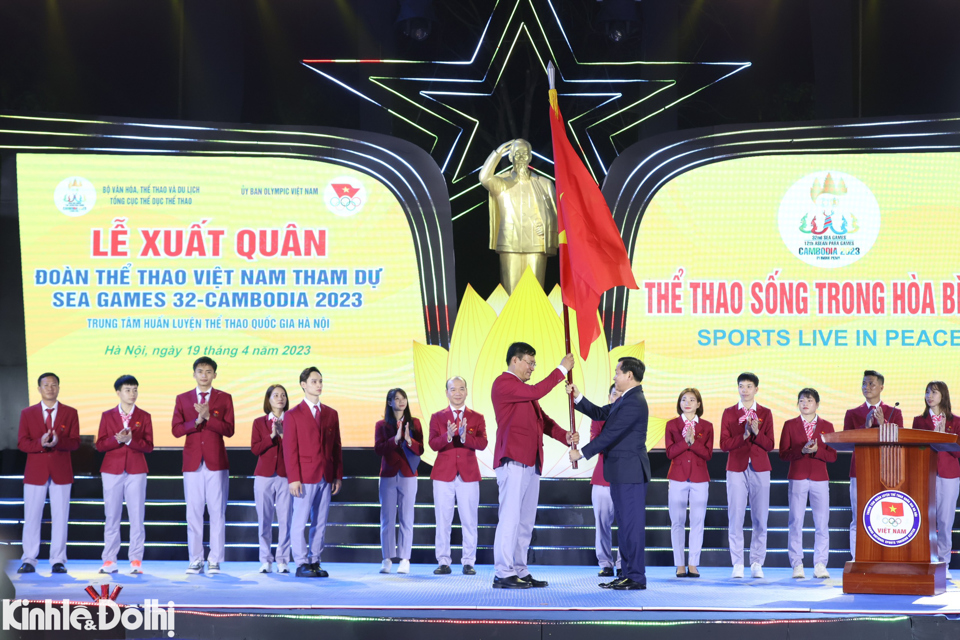 Ph&oacute; Thủ tướng L&ecirc; Minh Kh&aacute;i trao cờ cho Trưởng Đo&agrave;n Thể thao Việt Nam tham dự SEA Games 32.