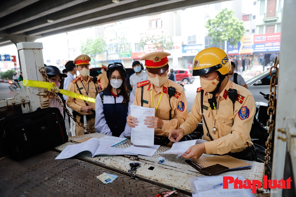 Hà Nội: Xử phạt xe đi ngược chiều trên đường Nguyễn Xiển mở rộng - Ảnh 2