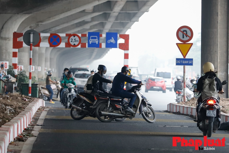 Hà Nội: Xử phạt xe đi ngược chiều trên đường Nguyễn Xiển mở rộng - Ảnh 10