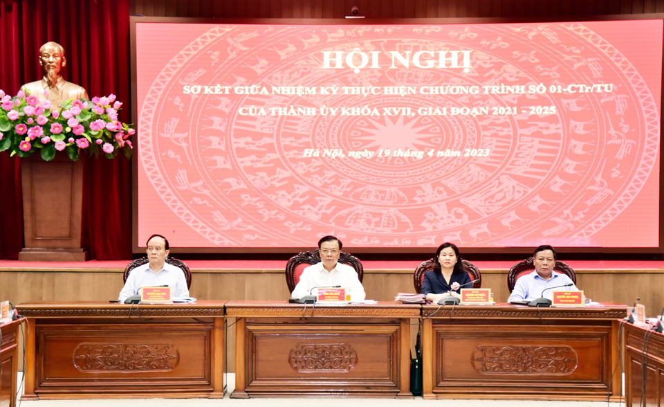 Các đồng chí Thường trực Thành ủy Hà Nội chủ trì hội nghị. Ảnh: Thanh Hải