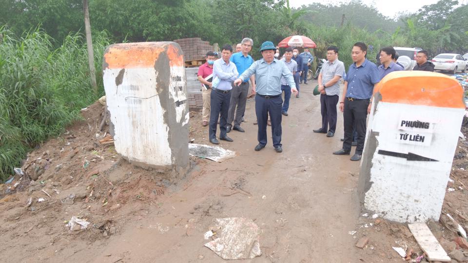 Đoàn công tác Sở NN&PTNT Hà Nội và UBND quận Tây Hồ đi kiểm tra hiện trạng vi phạm xây dựng tại khu vực ven sông Hồng.