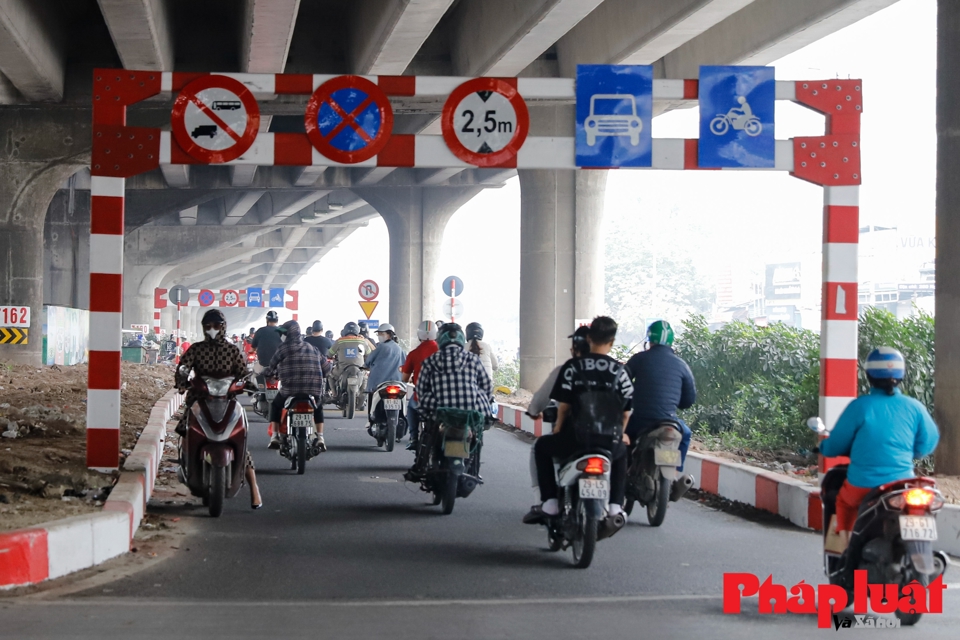 Hà Nội: Xử phạt xe đi ngược chiều trên đường Nguyễn Xiển mở rộng - Ảnh 5