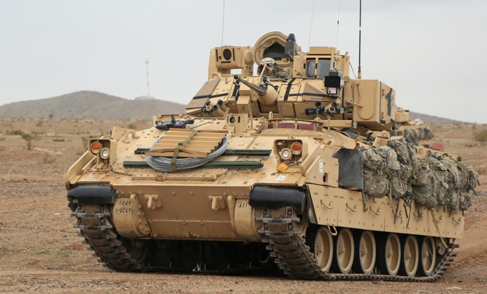 Một chiếc M2 Bradley kh&aacute;c của qu&acirc;n đội Mỹ trong m&agrave;u sơn sa mạc. Ảnh: Getty Images &nbsp;