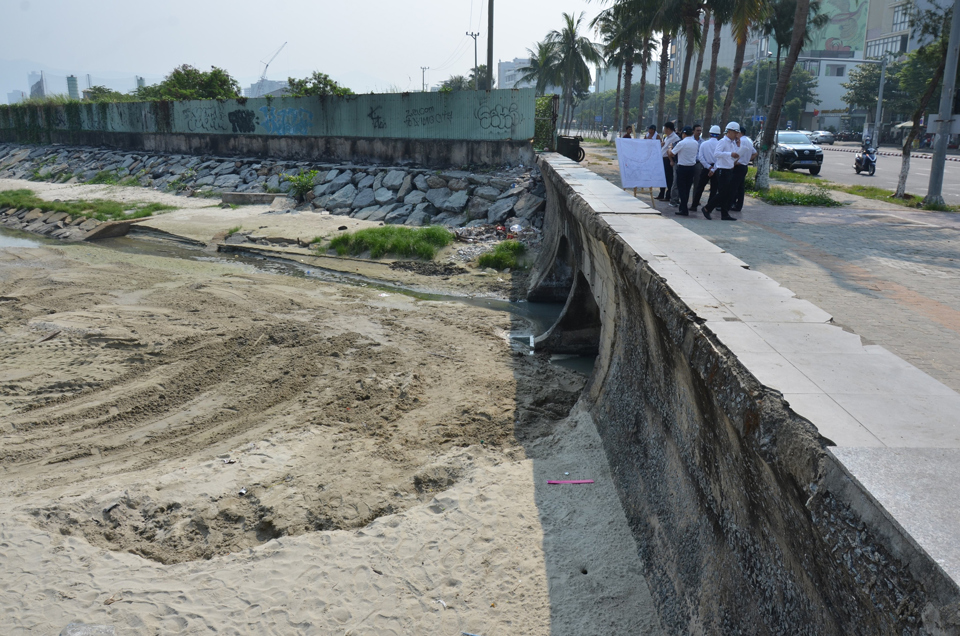 Một cửa xả thải thuộc hệ thống thu gom nước thải tr&ecirc;n đường Nguyễn Tất Th&agrave;nh.