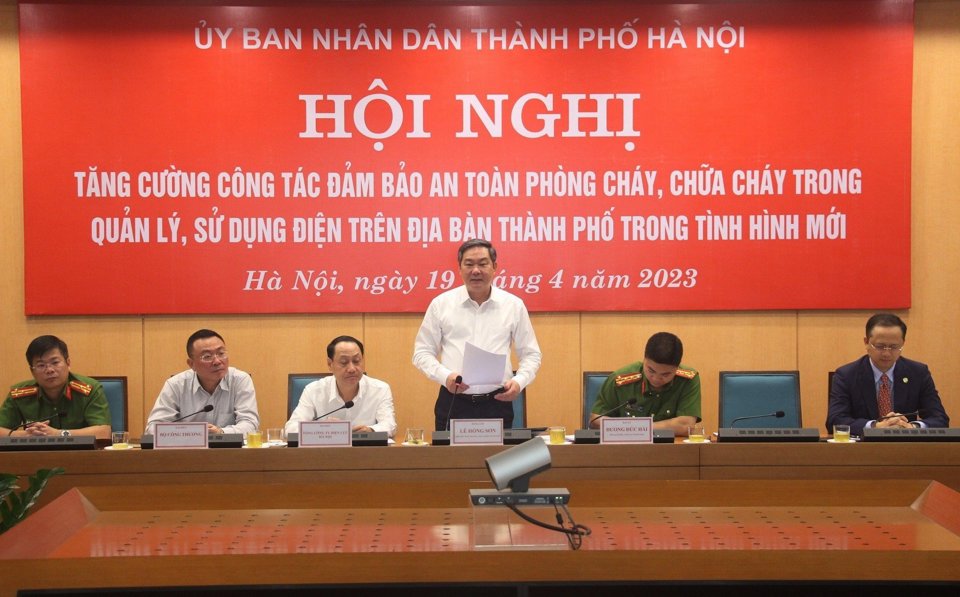 Ph&oacute; Chủ tịch Thường trực UBND TP H&agrave; Nội L&ecirc; Hồng Sơn&nbsp;chủ tr&igrave; hội nghị.