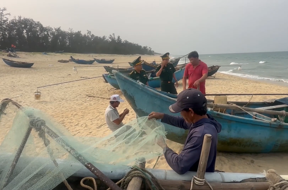 Cơ quan chức năng vận động, tuy&ecirc;n truyền ngư d&acirc;n khai th&aacute;c hải sản đ&uacute;ng luật.