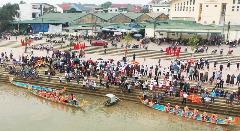 Giải đua thuyền to&agrave;n tỉnh H&agrave; Tĩnh năm 2023 thu h&uacute;t rất đ&ocirc;ng người d&acirc;n, du kh&aacute;ch đến tham dự cỗ vũ