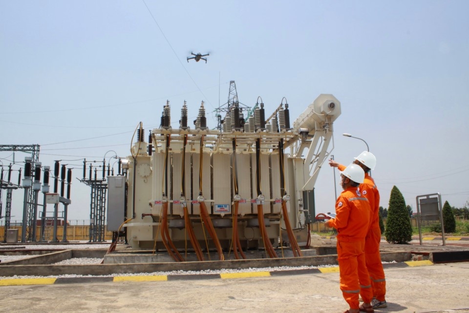 C&ocirc;ng nh&acirc;n Đội QLVH Lưới điện Cao thế Bắc Ninh kiểm tra t&igrave;nh trạng vận h&agrave;nh của TBA 110 kV